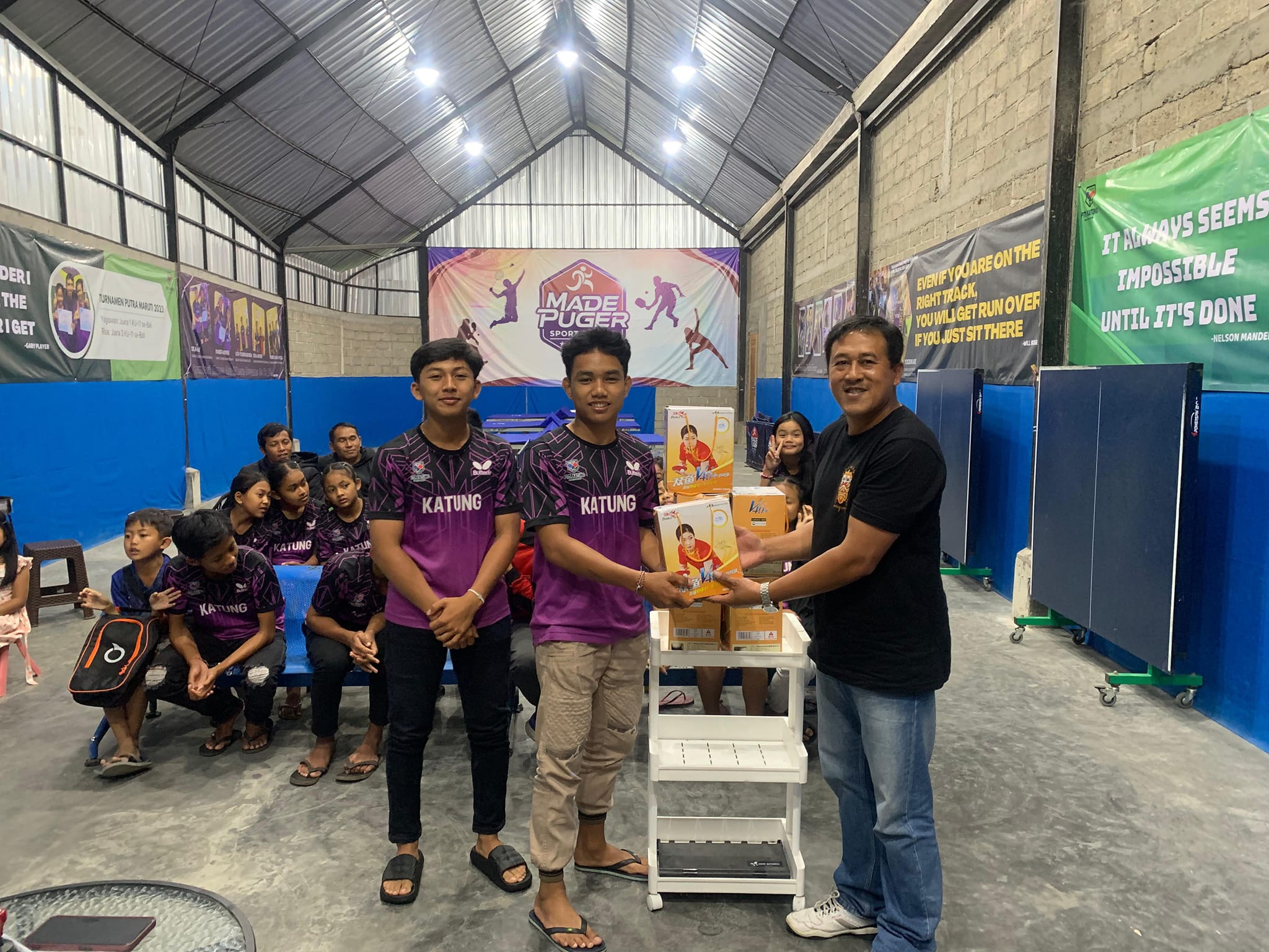 Penyerahan bantuan oleh Perbekel Desa Katung